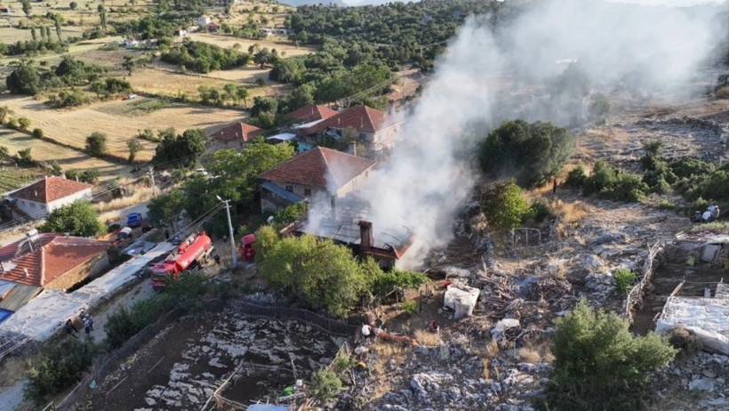 Banyo sobasından çıkan yangın evi küle çevirdi - Resim : 1
