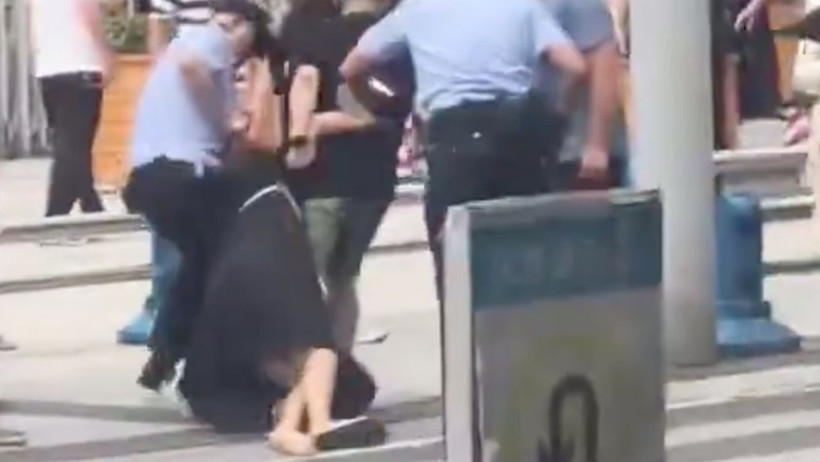 Akran zorbalığı ayaklanmaya yol açtı: Polis protestocuları yerlerde sürükledi - Resim : 1