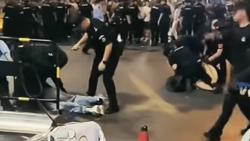 Akran zorbalığı ayaklanmaya yol açtı: Polis protestocuları yerlerde sürükledi - Resim : 2