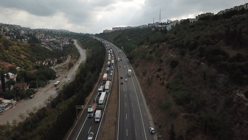 TEM'de zincirleme kaza: 5 yaralı - Resim : 1