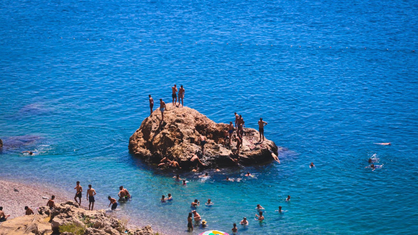 Tatilciler sıcak denizde serinlemeye çalıştı - Resim : 1