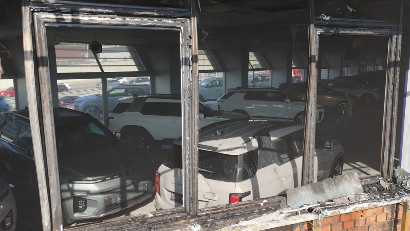 Sıfır araç bayisinde yangın - Resim : 2