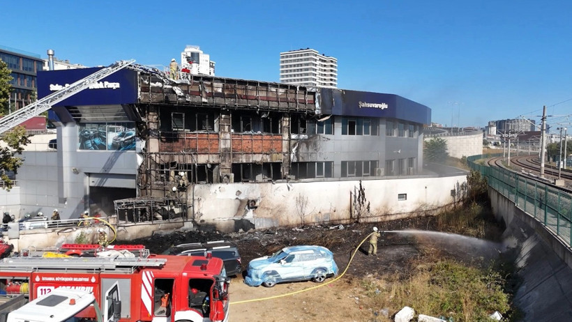 Sıfır araç bayisinde yangın - Resim : 1