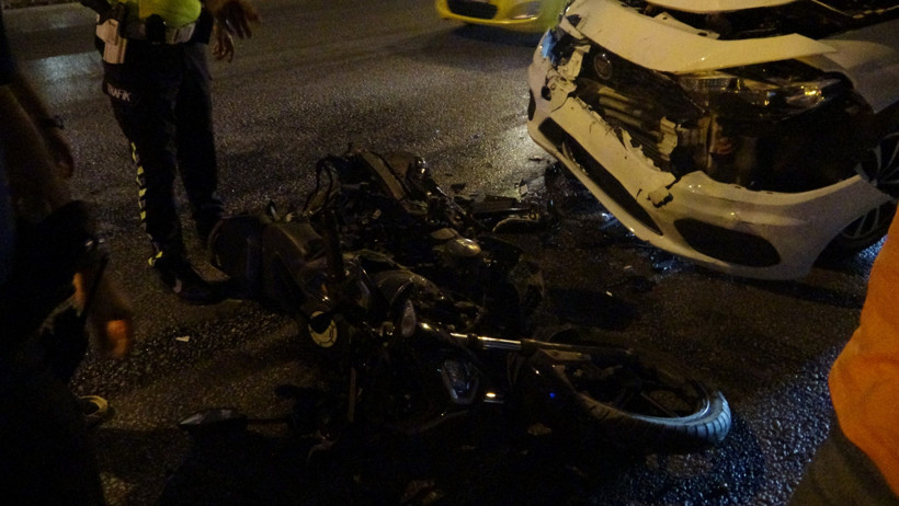 İki aracın arasına sıkıştı, ölümden döndü - Resim : 1