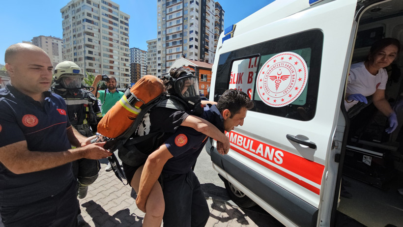 Yangında can pazarı: Mahsur kalanlar balkonlara çıktı - Resim : 2