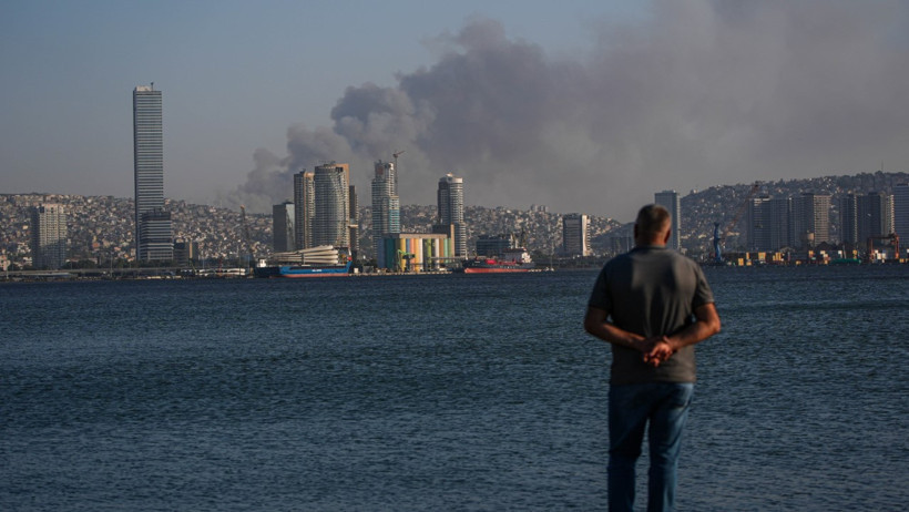 İzmir’de yangın: Minibüste başladı, ormana sıçradı - Resim : 1