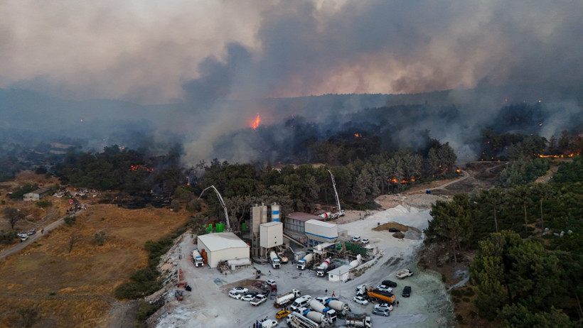 İzmir’de yangın: Minibüste başladı, ormana sıçradı - Resim : 4