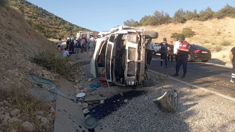 Adıyaman'da tarım işçilerini taşıyan minibüs devrildi: 23 yaralı - Resim : 1