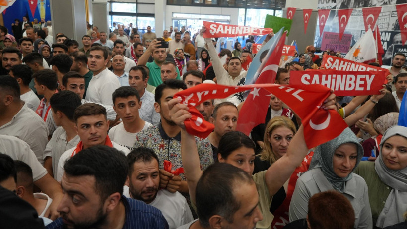 CHP'den AKP'ye geçen başkan böyle karşılandı - Resim : 1