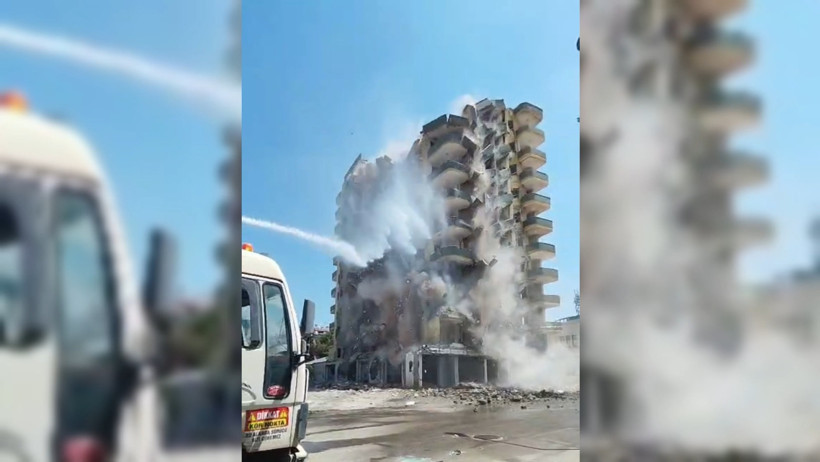 Hasarlı bina yıkım esnasında çöktü: Operatör son anda kurtuldu - Resim : 1