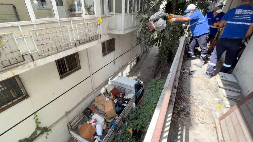 Avcılar'da çöp evden 12 kamyonet eşya çıktı - Resim : 3
