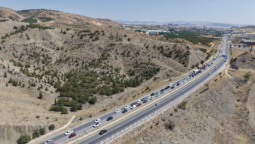 43 ilin geçiş güzergahında trafik felç oldu - Resim : 1