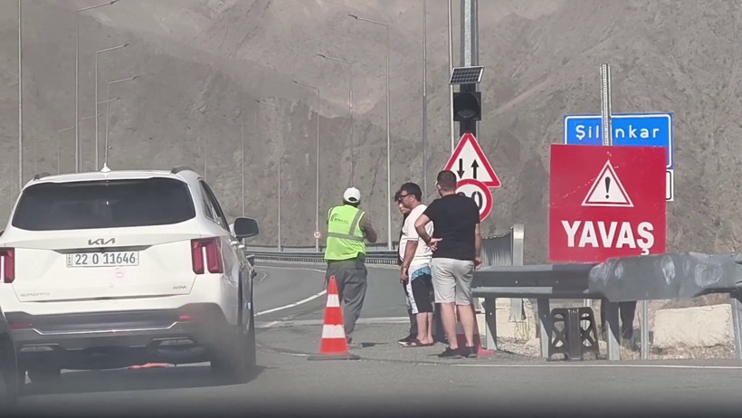 Uluslararası yol, saatlerce kapalı kaldı - Resim : 2