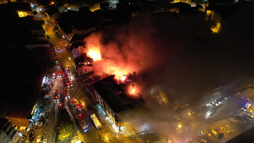 Erzurum’da korkutan yangın: Çok sayıda iş yeri ve bina alevlere teslim oldu - Resim : 2