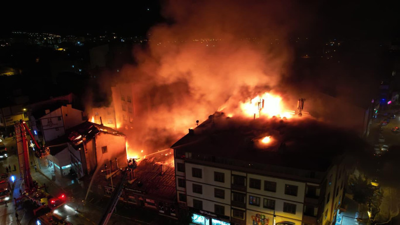 Erzurum’da korkutan yangın: Çok sayıda iş yeri ve bina alevlere teslim oldu - Resim : 1