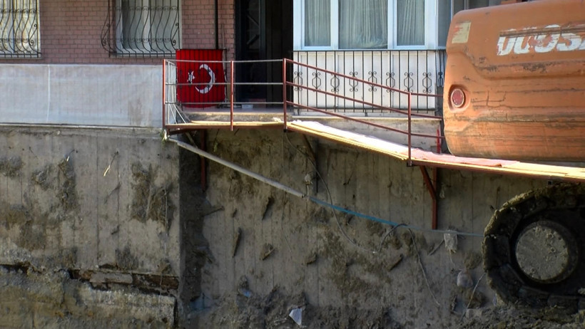 Temel kazısında bina girişi çöktü: Evlerine vinçle girdiler - Resim : 1