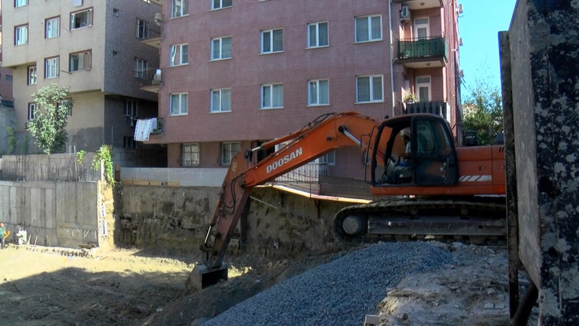 Temel kazısında bina girişi çöktü: Evlerine vinçle girdiler - Resim : 2