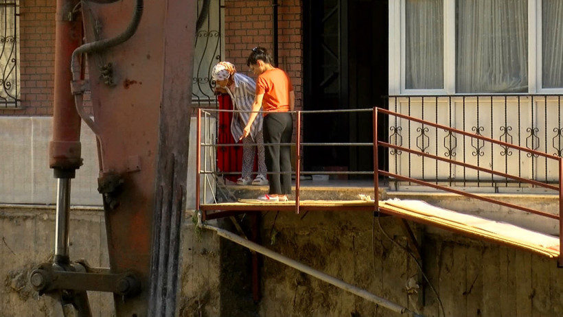 Temel kazısında bina girişi çöktü: Evlerine vinçle girdiler - Resim : 3