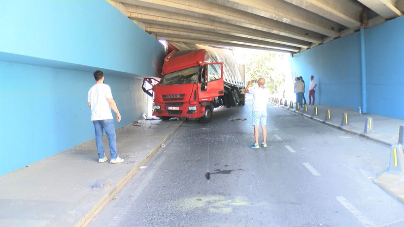Küçükçekmece'de TIR alt geçitte sıkıştı - Resim : 1