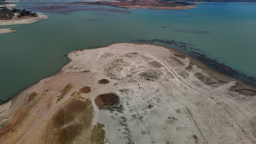 Kuraklık, 70 yıllık mezarları ortaya çıkardı - Resim : 4