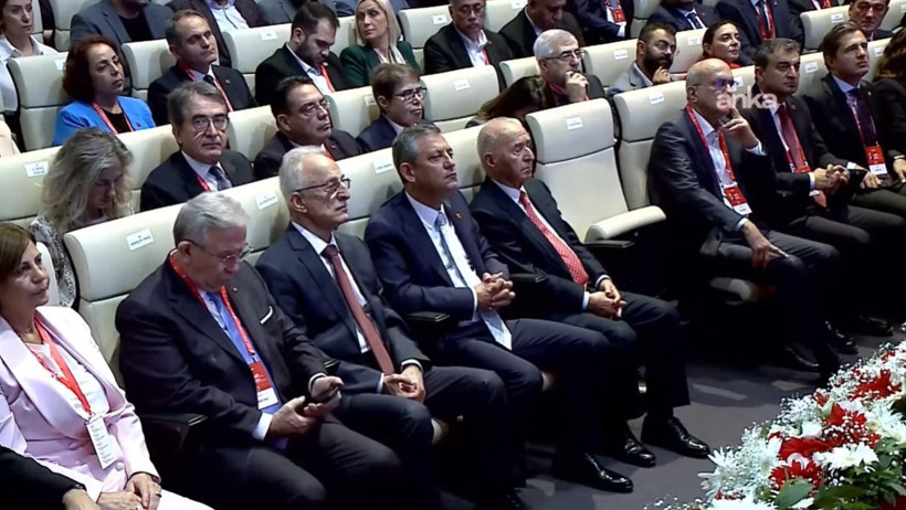 Özgür Özel sert konuştu, ünlü türküyle CHP'lilere seslendi - Resim : 1