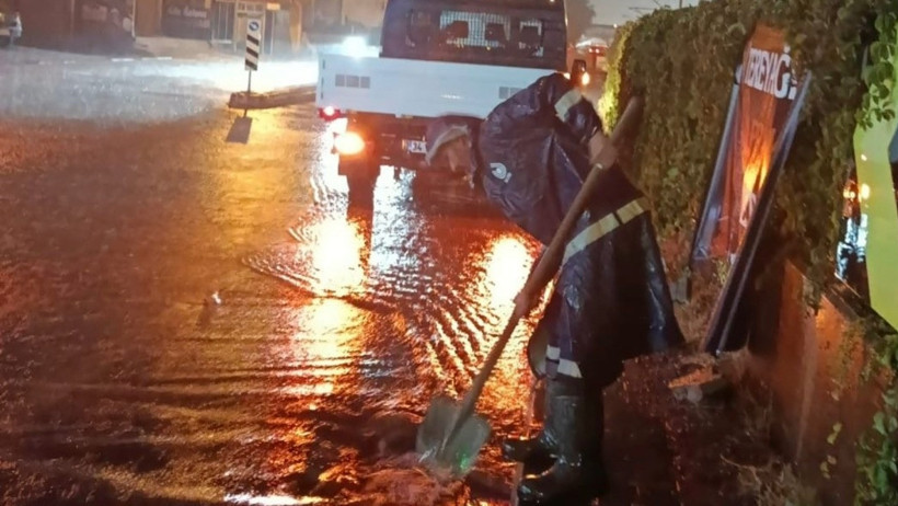 Metrekareye 120 kilo yağış düştü, hayatı felç etti - Resim : 2