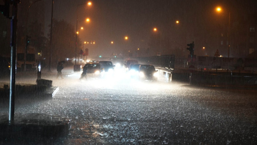 Metrekareye 120 kilo yağış düştü, hayatı felç etti - Resim : 1