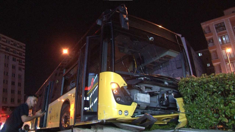 İETT otobüsüne çarpıp takla attı yaralılar var - Resim : 2