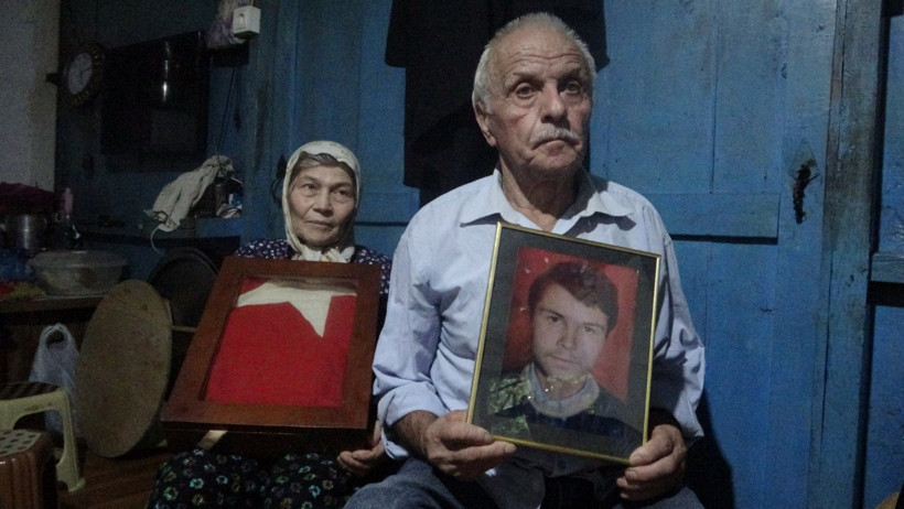 Şehit oğlundan ayrılmamak için harabe evde yaşam mücadelesi veriyor - Resim : 1