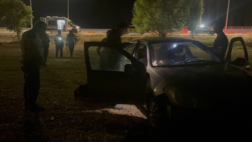 Direksiyon hakimiyetini kaybeden alkollü sürücü şarampole uçtu - Resim : 1