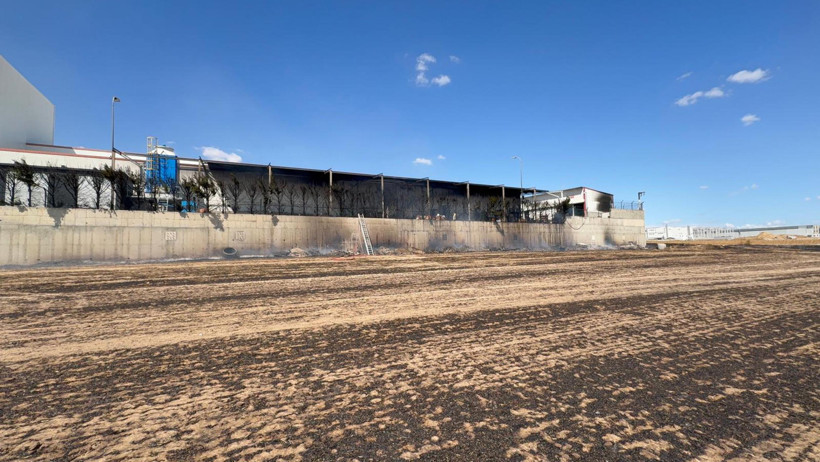 Çorlu’da anız yangını fabrikaya sıçramadan söndürüldü - Resim : 1