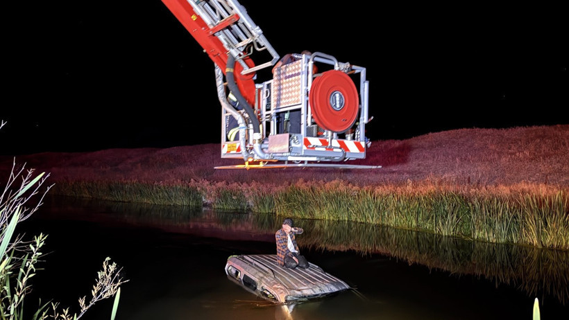 Aracıyla nehre düştü, kurtarılmayı böyle bekledi - Resim : 1