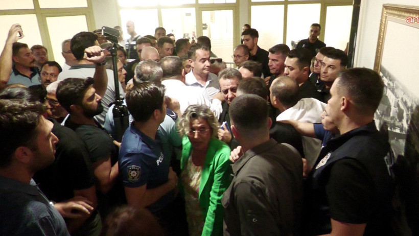 Aydın'da gergin meclis! AKP'ye geçen Çerçioğlu "Bu şekilde yönetemem" diyerek toplantıyı erteledi - Resim : 2