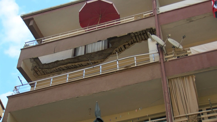 Güngören’de 5 katlı binada balkon çöktü: Apartman mühürlendi - Resim : 1