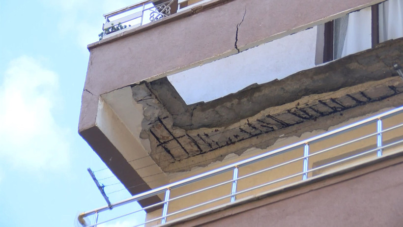 Güngören’de 5 katlı binada balkon çöktü: Apartman mühürlendi - Resim : 2