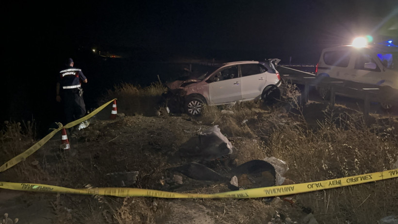 Ters şeride giren otomobil tankerle çarpışıp şarampole yuvarlandı: 1 ölü, 2 yaralı - Resim : 2