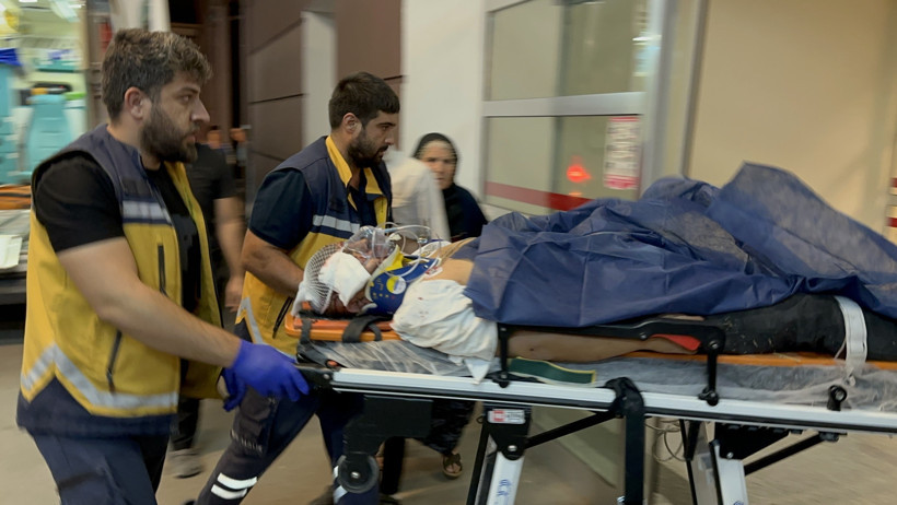 Ters şeride giren otomobil tankerle çarpışıp şarampole yuvarlandı: 1 ölü, 2 yaralı - Resim : 3