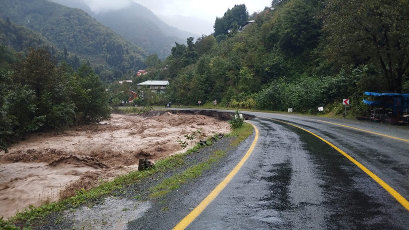 Şiddetli yağış Artvin'i vurdu: Dere taştı, köy yolları kapandı - Resim : 1