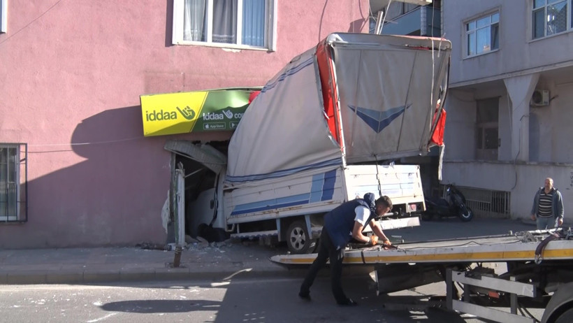 Kamyonet ganyan bayisine daldı: İş yeri kullanılamaz hale geldi - Resim : 1