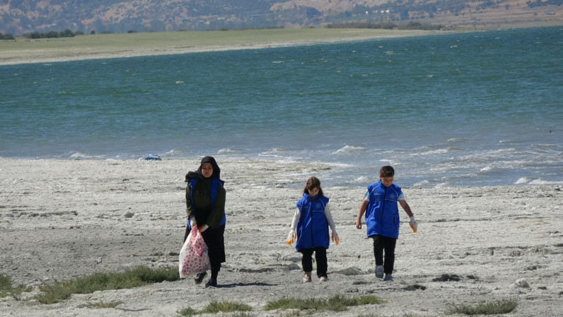 Kuruyan göl sahilinden 30 torba çöp çıktı - Resim : 1