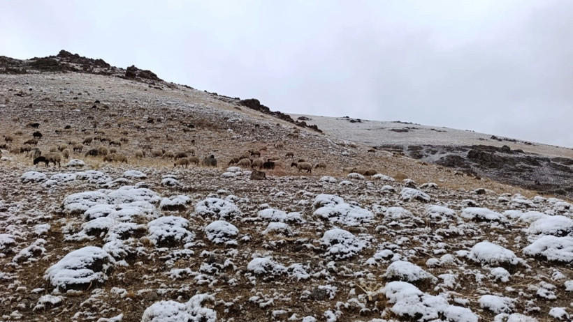 Eylülde kar manzarası: Van’a mevsimin ilk karı düştü - Resim : 1