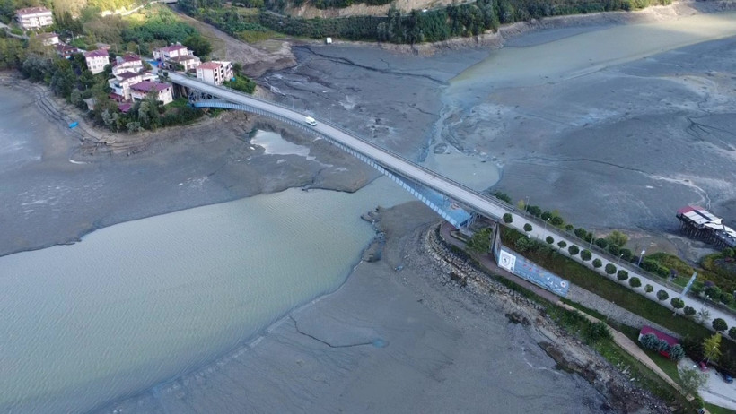 Barajda sular çekildi, kara ortaya çıktı - Resim : 2
