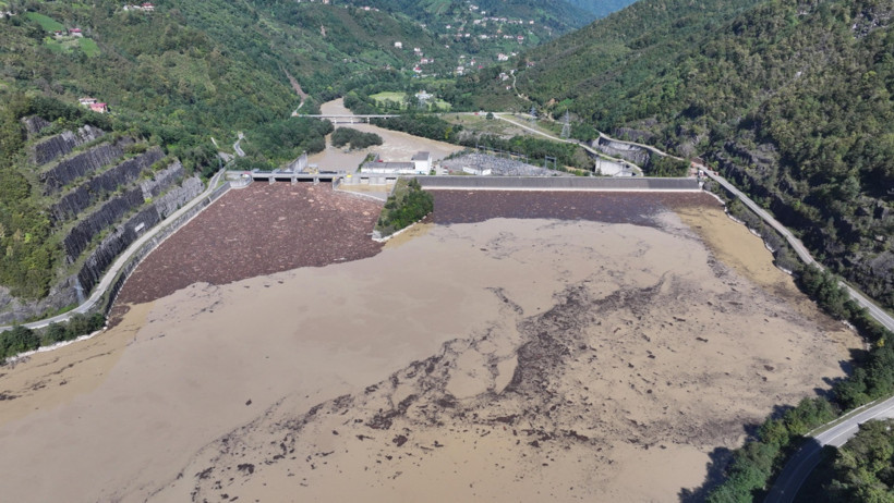 Sel gitti çöpü kaldı: Rengi değişen baraj gölü odunlarla doldu - Resim : 4