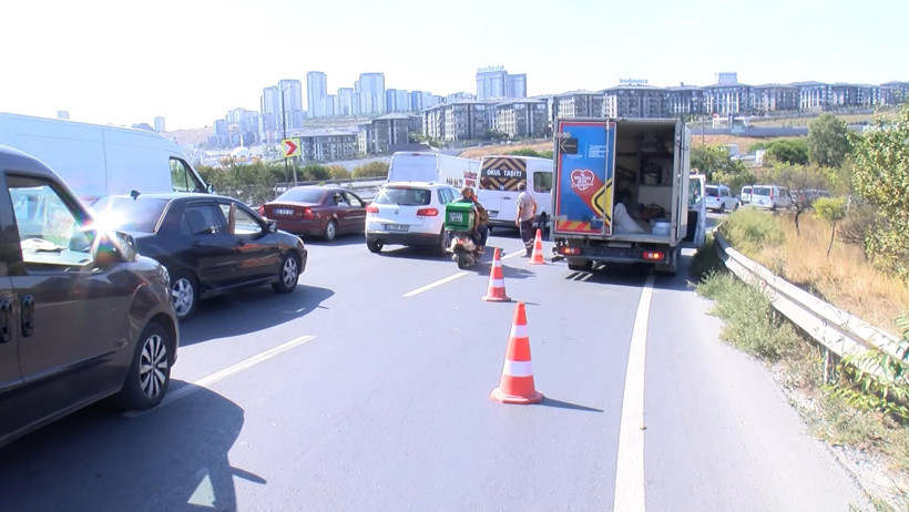 Başakşehir’de TIR’dan düşen mermerler trafiği felç etti - Resim : 1