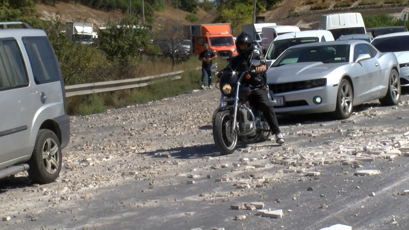 Başakşehir’de TIR’dan düşen mermerler trafiği felç etti - Resim : 2