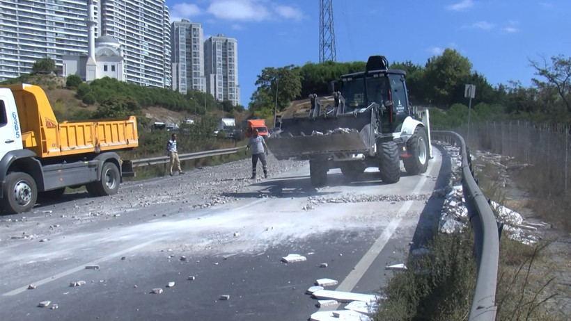 Başakşehir’de TIR’dan düşen mermerler trafiği felç etti - Resim : 3