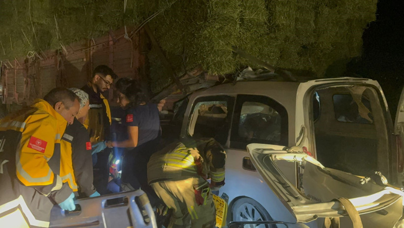 Kamyonun altına girdi: 2 ölü, 1 yaralı - Resim : 1