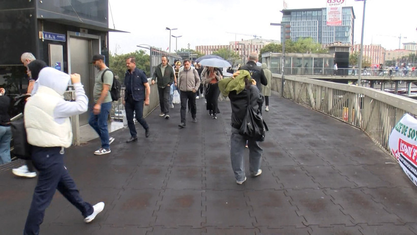 İstanbul'da yağmur trafiği kilitledi - Resim : 4