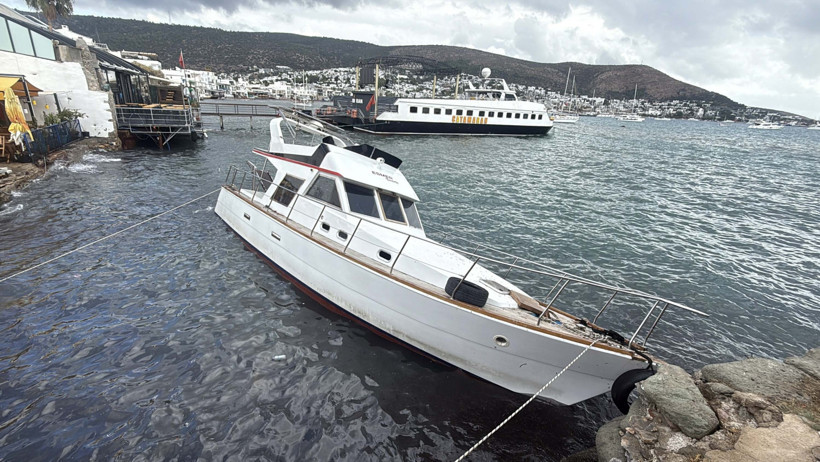 Sabah saatlerinde bastırdı: Bodrum’da tekne karaya oturdu - Resim : 1