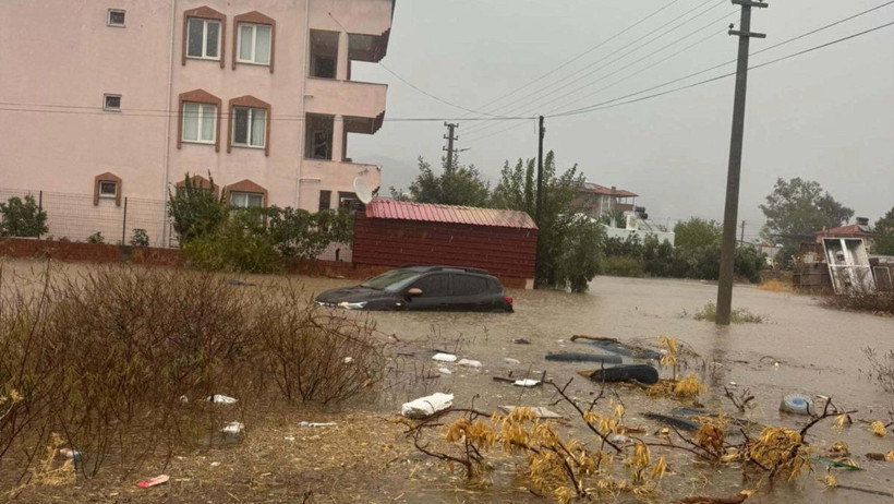 Meteoroloji turuncu kodla uyarmıştı: Sokaklar göle döndü - Resim : 3